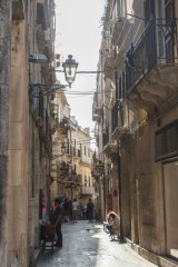 02-An alley in Siracusa